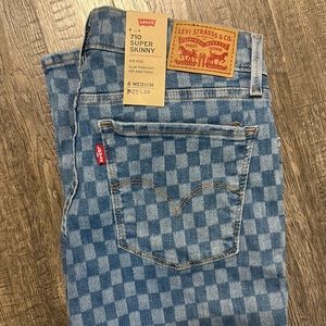 Women’s Levi skinny jeans